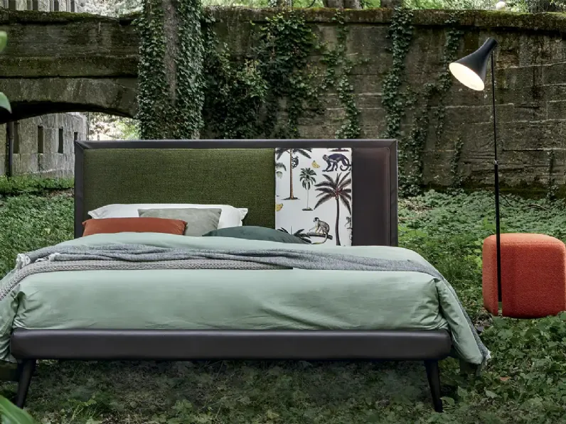 Letto in pelle con testiera in tessuto Russello di Mauri Soft Dream