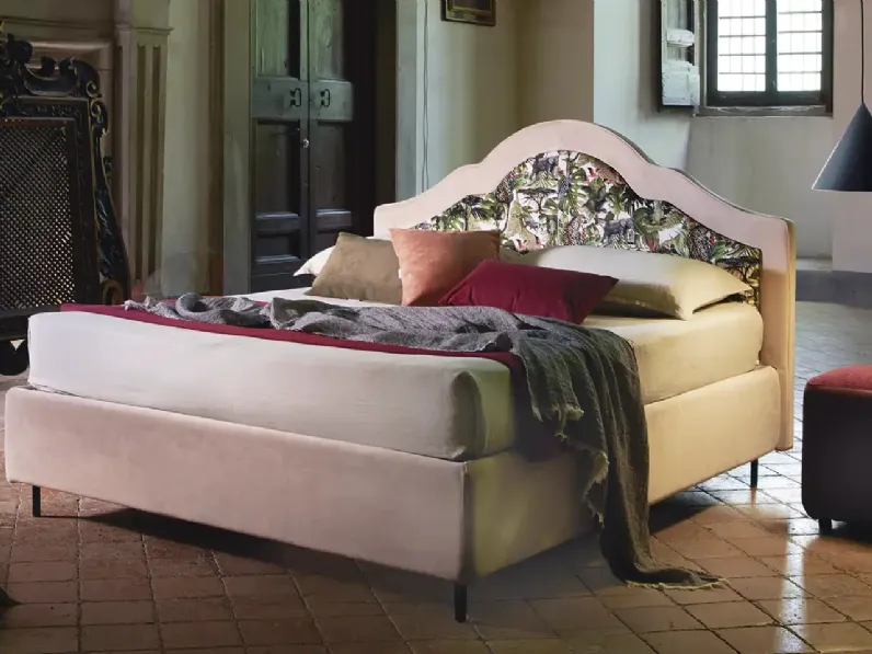 Letto in tessuto con testiera classica dalle linee tondeggianti Saragolla di Mauri Soft Dream
