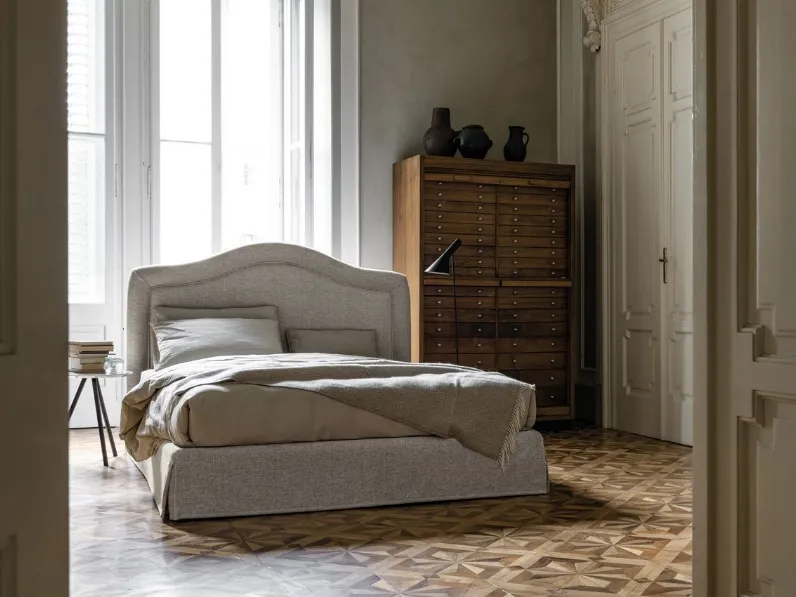 Letto matrimoniale in tessuto con testiera sagomata Capri Mereta di Bolzan