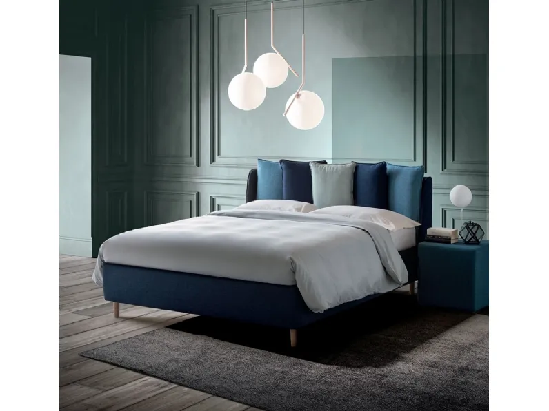 Letto matrimoniale in tessuto con testiera composta da cuscini imbottiti Miù di Nefi Italia