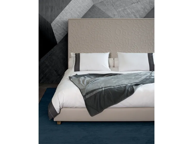 Letto in pelle con testiera Silk Flowers di Midsummer Milano