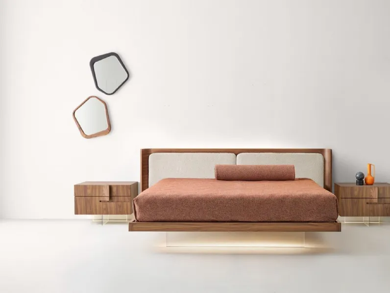 Letto Milà Fluttuante in legno con testiera in tessuto imbottito di Modesign