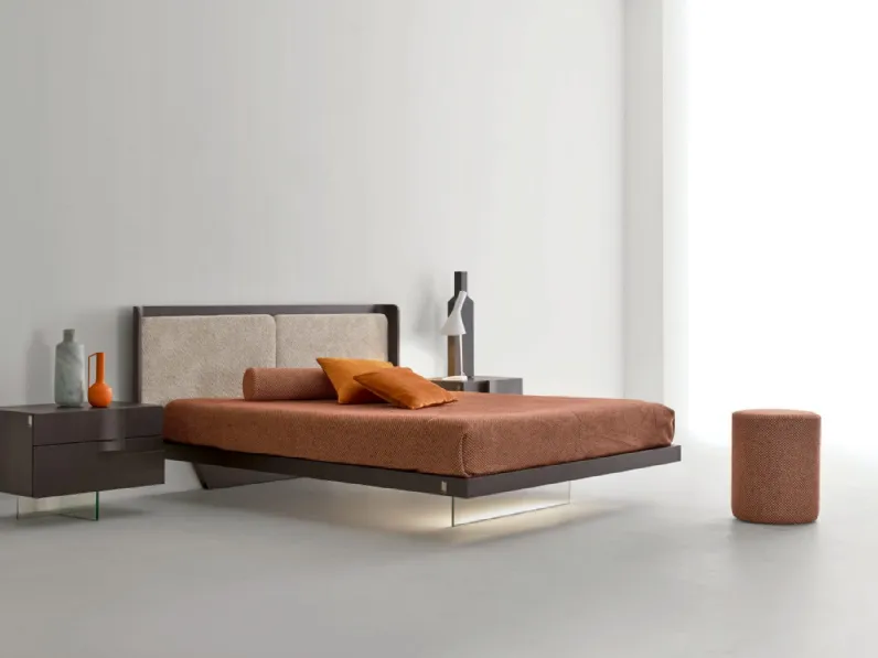 Letto Milà Fluttuante in legno con testiera in tessuto imbottito di Modesign