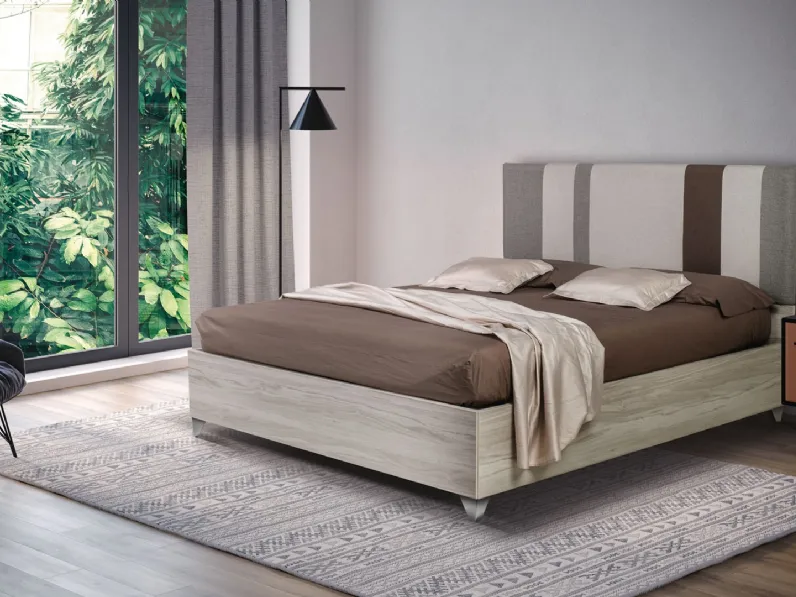 Letto Mistral con testiera imbottita e giroletto in legno di Noi della Notte