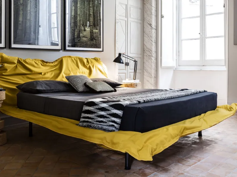 Letto di design effetto stropicciato Big Hug di Mogg