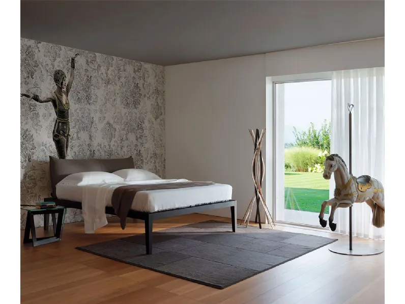 Letto con testiera in tessuto imbottito Moheli di Horm