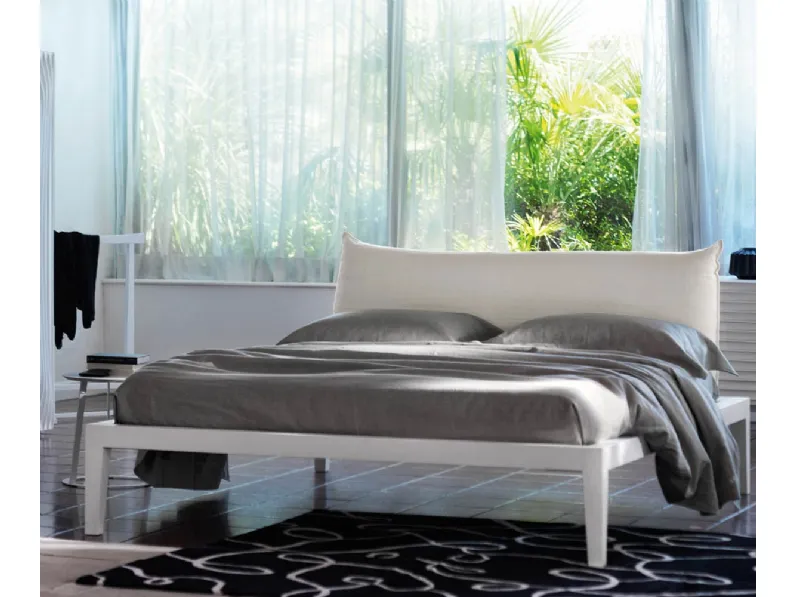 Letto con testiera in tessuto imbottito Moheli di Horm