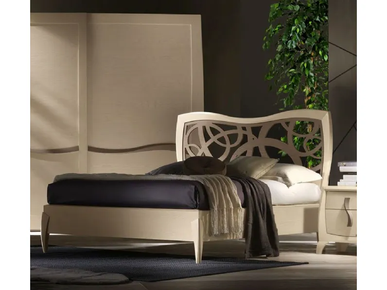 Letto Moon in legno con testiera traforata di Betamobili