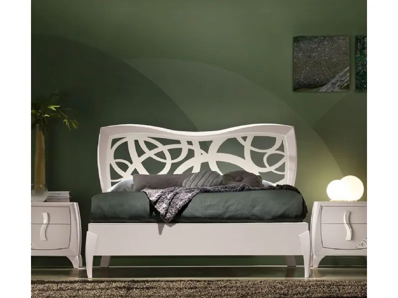 Letto Moon in legno con testiera traforata di Betamobili