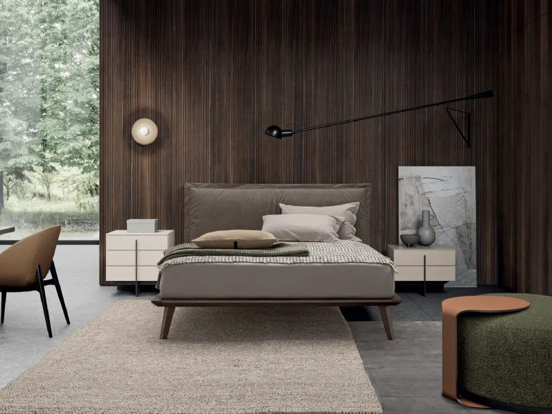 Letto con testiera rivestita in pelle imbottita e giroletto e piedini in legno massello di frassino Morgan di Dall'Agnese