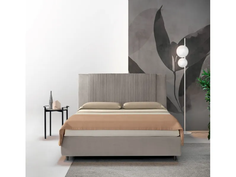 Letto con testiera alta in tessuto con testiera trapuntata Punta Ala di Nefi Italia