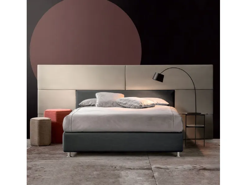 Letto in tessuto con testiera composta da pannelli di diverse dimensioni Scirocco di Nefi Italia