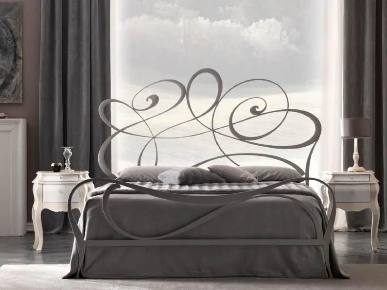 Letto con testiera e pediera in ferro tagliato al laser modellato e levigato a mano Noemi di Cortezari