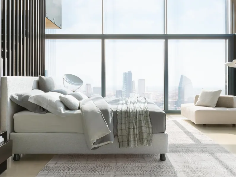 Letto matrimoniale morbido e accogliente con testiera imbottita Notturno 2 di Flou