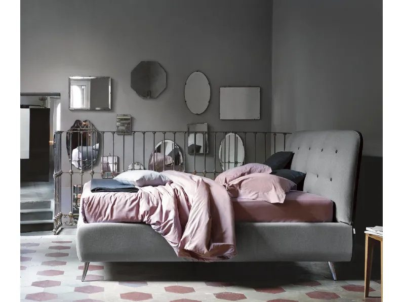 Letto in tessuto imbottito con testiera trapuntata Paco di Noctis