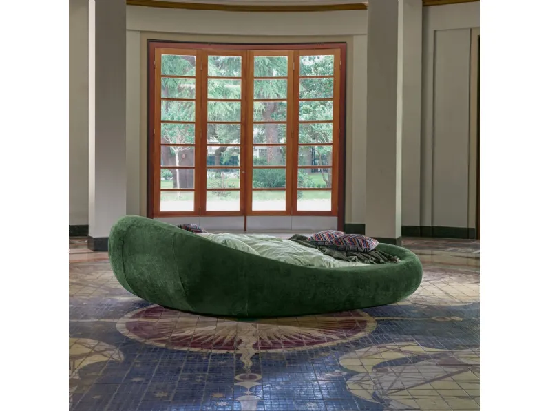 Letto di design Pebble in tessuto imbottito di Dorelan Letti