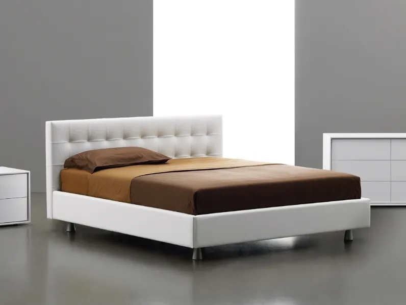Letto in ecopelle bianca con testiera trapuntata Pegaso di Majerna Letti
