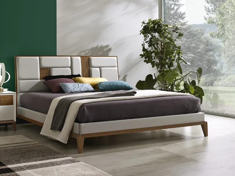 Letto in Noce Canaletto con testiera con formelle in ecopelle imbottita Sensazioni Piccadilly di Ferretti e Ferretti