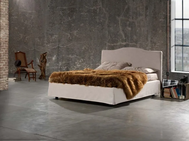 Letto in tessuto con testiera sagomata Pisa di Salvetti