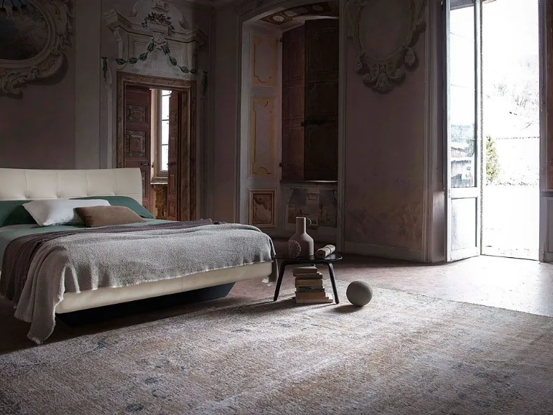 Letto in pelle con testiera Aurora Due di Poltrona Frau