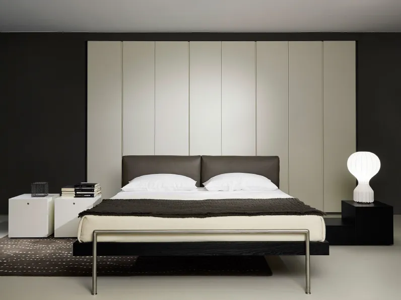 Letto in pelle con testiera Shin di Porro