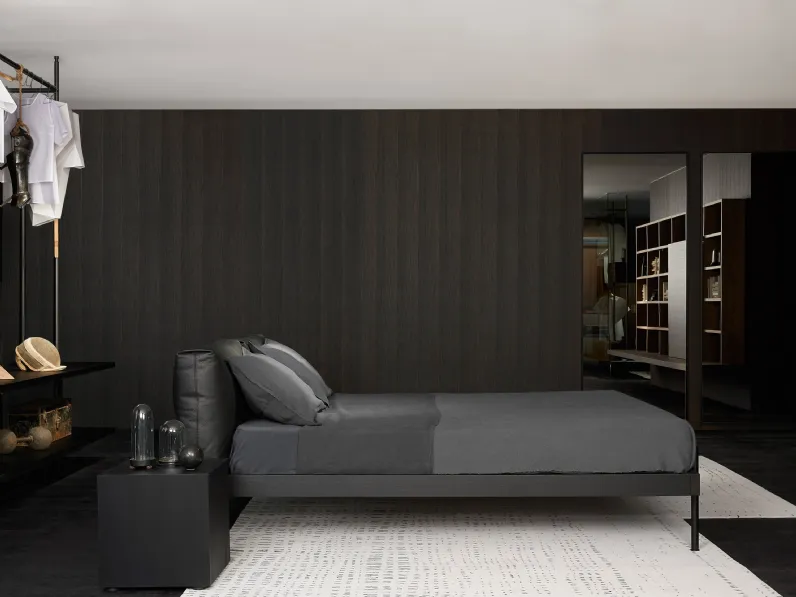 Letto in pelle con testiera Shin di Porro