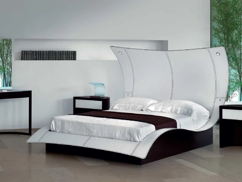 Letto di design sagomato con rivestimento in pelle e base in legno laccato opaco con box contenitore Mega Butterfly di Reflex