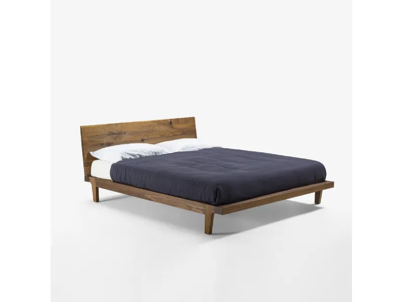 Letto con testiera Revo Bed interamente realizzato in legno massello di Riva1920