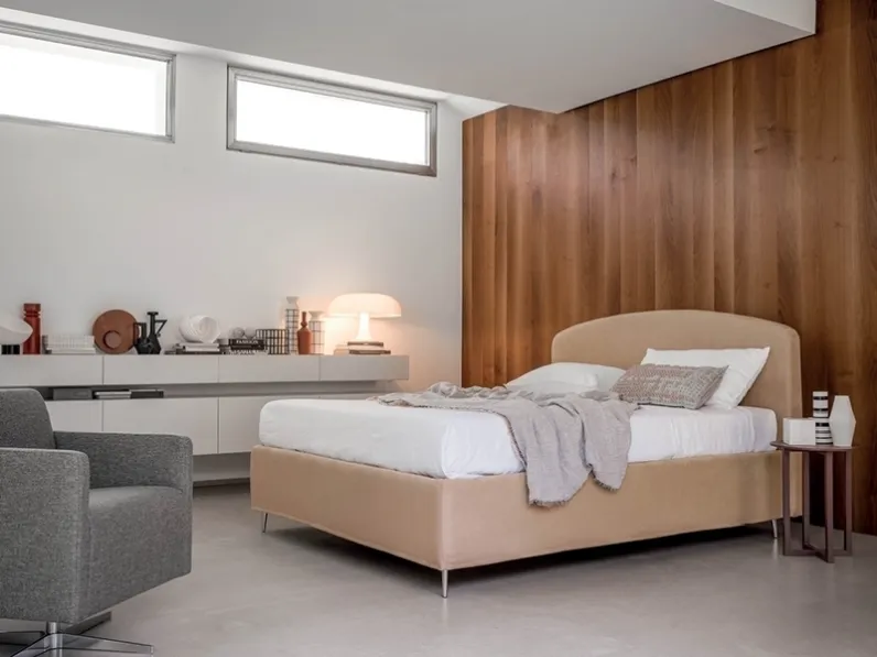 Letto in tessuto Duse con testiera arrotondata di Rigosalotti