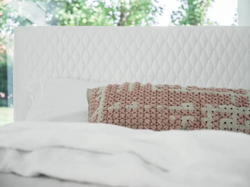 Letto matrimoniale in tessuto con testiera trapuntata e contenitore Loren di Rigosalotti