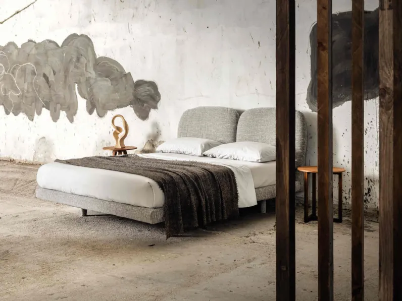 Letto matrimoniale completamente rivestito in tessuto Robin di Veneran