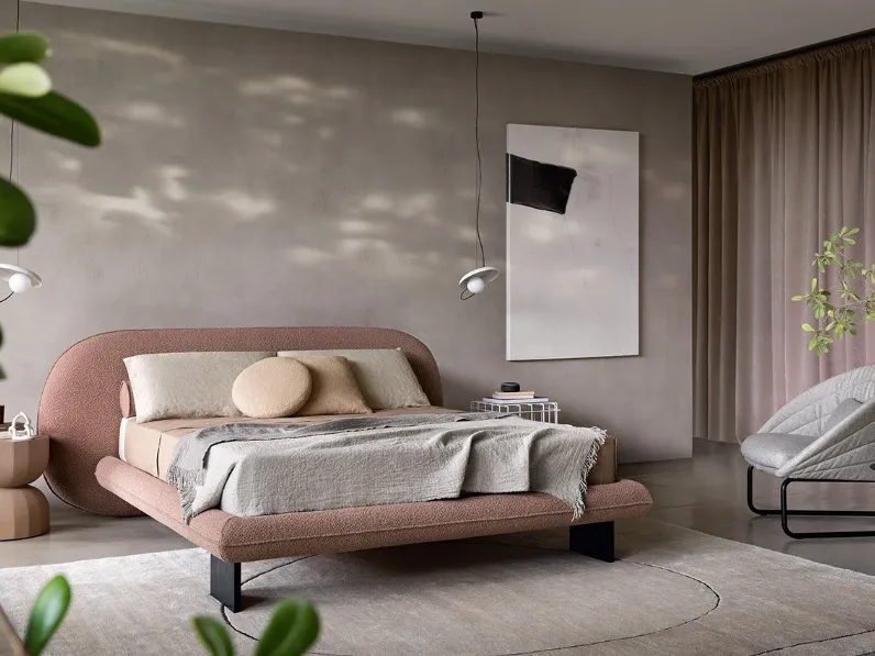 Letto con testiera in tessuto imbottito Wabi di Saba