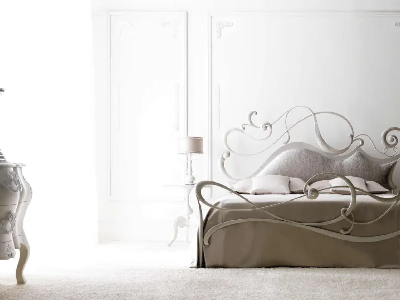 Letto con testiera imbottita in tessuto e in ferro forgiato e levigato a mano con decori taglio laser battuti e forgiati a mano Safira di Cortezari