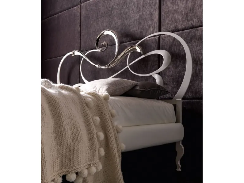 Letto matrimoniale con testiera a volute in ferro tagliato a laser e decoro in fusione di alluminio spazzolato e lucidato a mano Scarlet di Cortezari