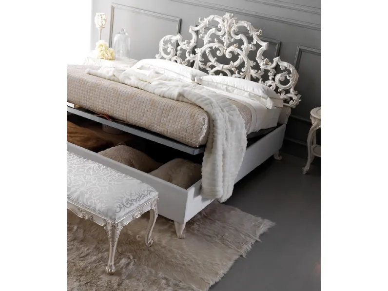 Letto 2504 in legno laccato intagliato e decorato in foglia oro con contenitore di Silvano Grifoni