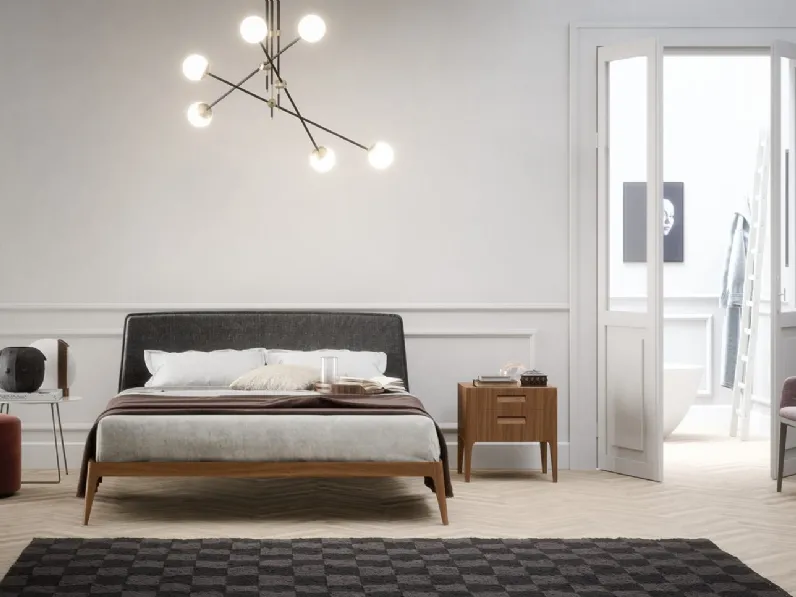 Letto in legno impiallacciato con testiera rivestita in tessuto Siri di Novamobili