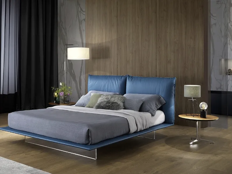 Letto Sky in pelle con piedi in plexiglass di Albani