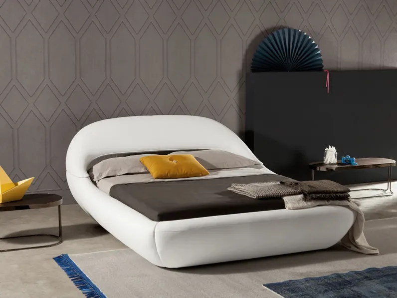 Letto imbottito rivestito in pelle dalle forme morbide e arrotondate Sleepy di Tonin Casa