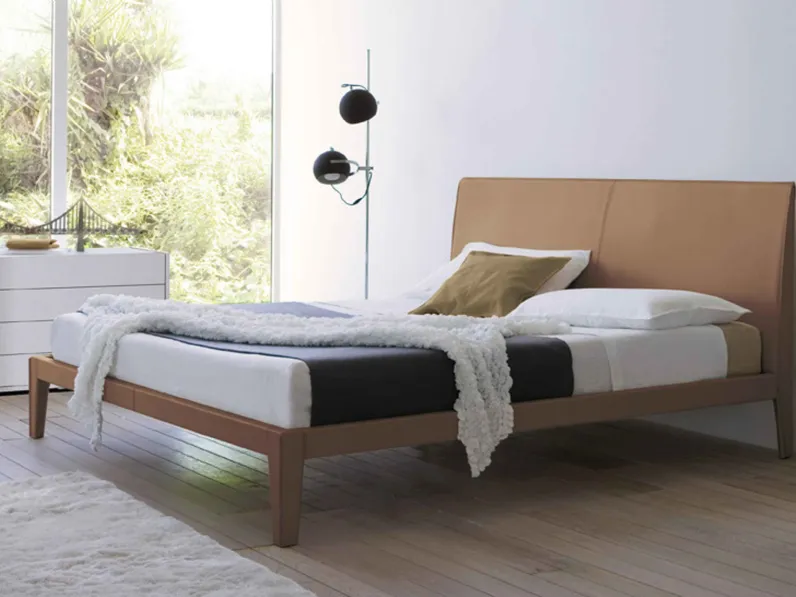 Letto con testiera completamente rivestito in cuoio Slim di Estel