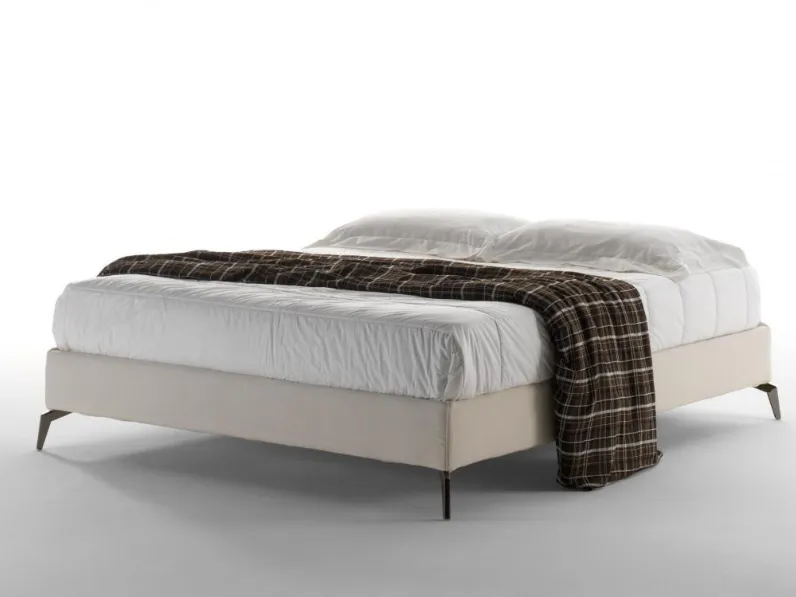 Letto in tessuto sfoderabile Sommier con piedini in metallo di Salvetti