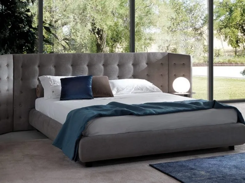 Letto con grande testiera in tessuto trapuntato Stars di Barzaghi Salotti