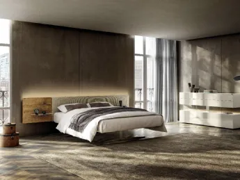 Il letto Steel 1717 di Lago vanta una testiera in legno.