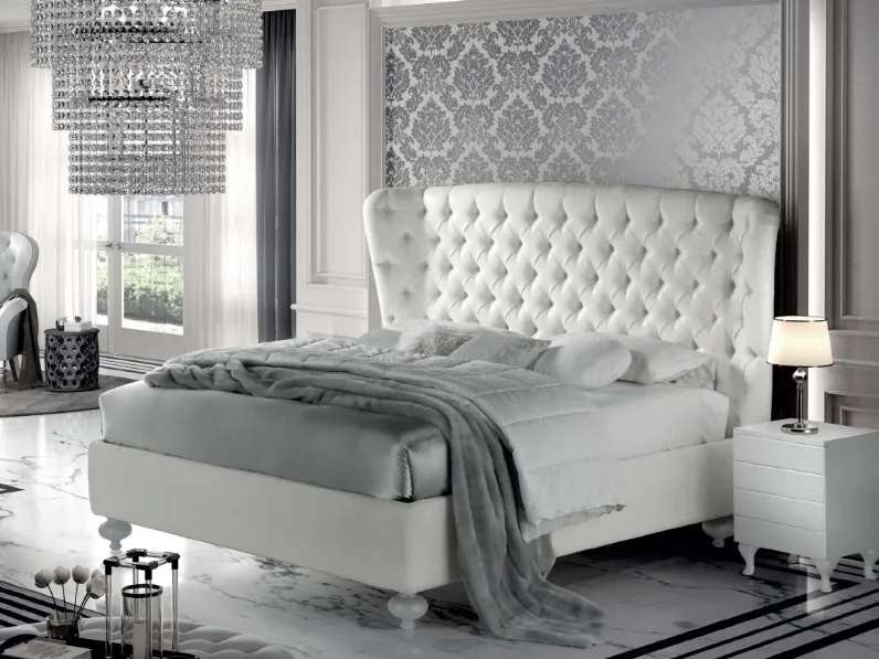 Letto con ampia testiera in pelle trapuntata Verdi di Stilfar