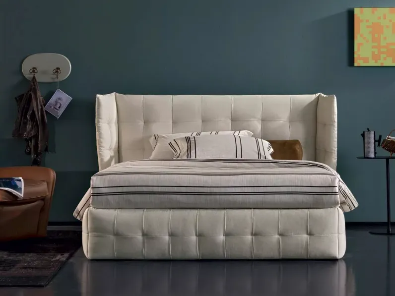 Letto Taste Quilt in tessuto trapuntato con testiera avvolgente di Oggioni