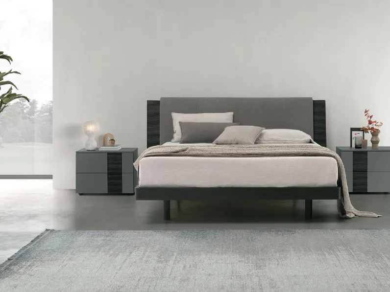 Letto matrimoniale Bliss in materico rovere con testiera ammorbidita da un pannello imbottito di Tomasella