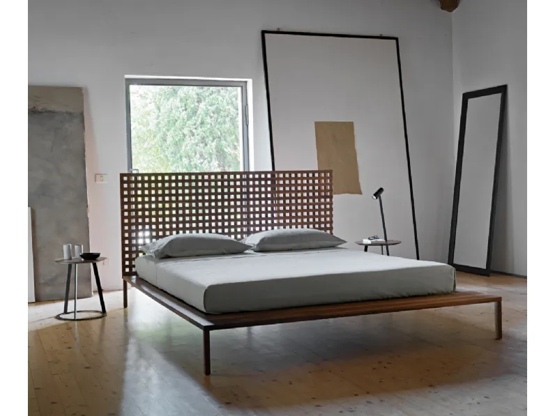 Letto in legno sottile con testiera a rete Twine di Horm
