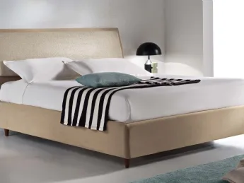 Il letto Urban di Susan è caratterizzato da imbottiture morbide e design contemporaneo.