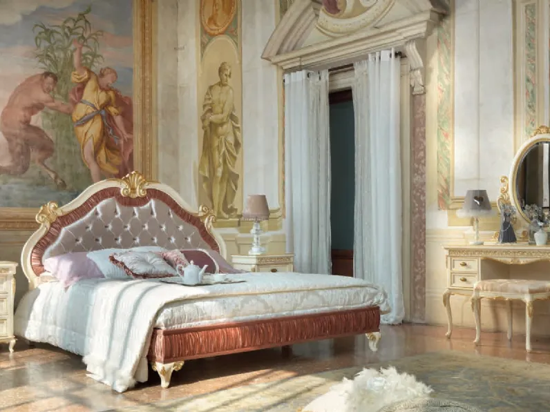 Letto con testiera in legno intarsiato e tessuto lavorazione capitonné Villa Fascinato 01 di Euromobili