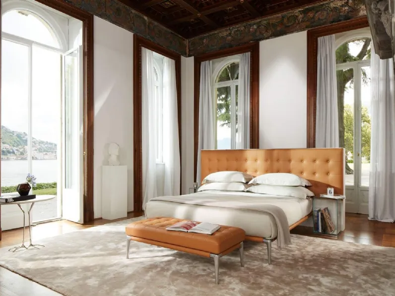 Letto in pelle con testiera in lavorazione capitonné Volage di Cassina