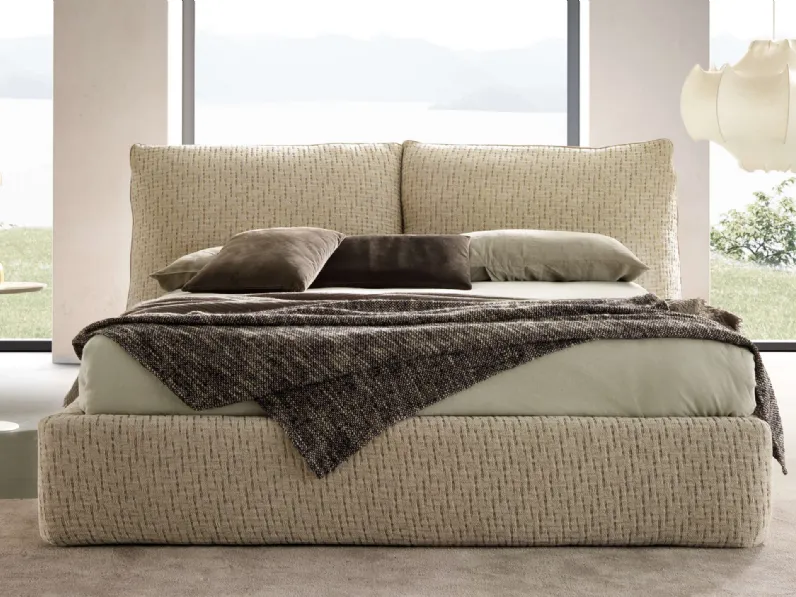 Letto in tessuto imbottito con testiera Wall di Valentini